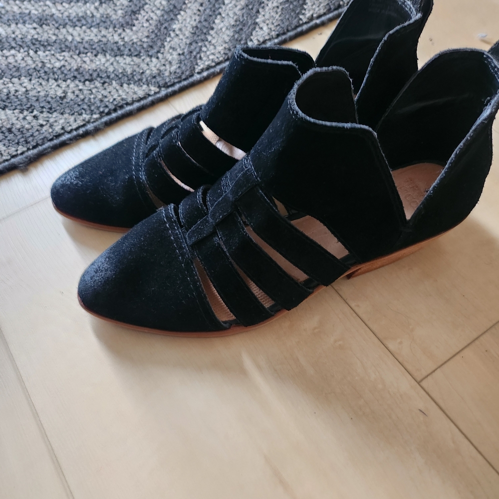 FRYE AND CO. Black Rubie Cutout Ankle Booties - Suede Size 7